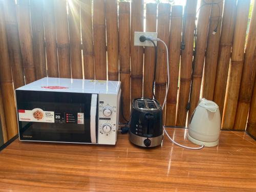 a microwave and a blender next to a toaster at Green Gen Hotel, Mueang Phuket in Phuket Town