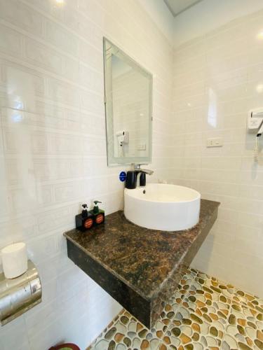 Bilik mandi di Ba Be Legend Hotel