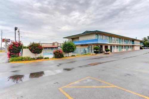 an empty parking lot in front of a building at Motel 6 Jonesboro in Jonesboro