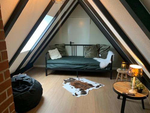 een woonkamer met een bank op zolder bij Ferienwohnung Wolkenplatz in Winterberg