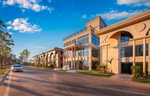 Gold Phuc Resort inside Longvien Golf