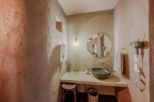 a bathroom with a sink and a mirror at 宮古島の自然豊かで静かなエリアroom1オリジナルインテリア小物が溢れる空間 in Miyako Island