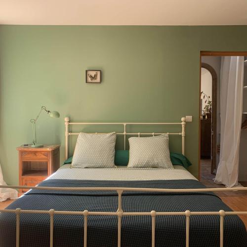 un lit avec deux oreillers dessus dans une chambre dans l'établissement Villa dans la nature, à Gémenos