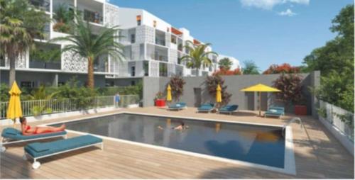 une grande piscine avec des chaises et un bâtiment dans l'établissement Peace and quiet, à Cannes