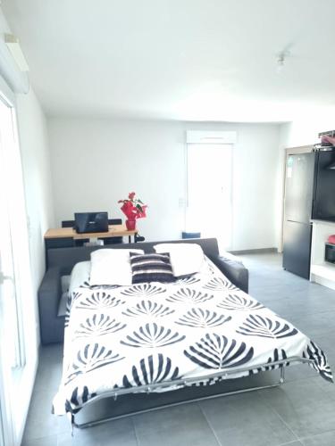 - une chambre avec un lit doté d'un couvre-lit noir et blanc dans l'établissement Peace and quiet, à Cannes