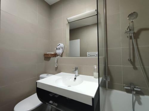 a bathroom with a sink and a shower at Appartement 3 personnes quartier Chartrons avec climatisation in Bordeaux
