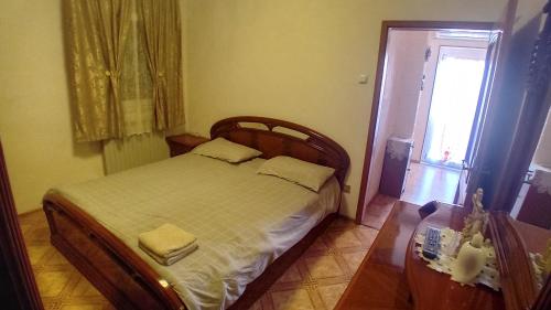 a bedroom with a bed and a table and a window at Casa di Vacanza Boccasette in Palazzo Rastelli