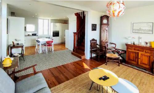 una sala de estar con un sofá y una mesa en Ker Lucie- Les Gîtes de la Côte d'Amour !, en Batz-sur-Mer