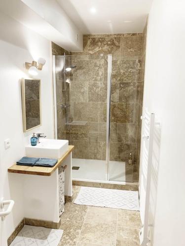 une salle de bain avec douche et lavabo dans l'établissement Jardin dans les Pins, à Gémenos