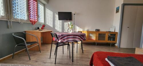 une salle à manger avec une table et des chaises dans une pièce dans l'établissement LOCBORDEAUX-FR - Appt proche CHU Bordeaux - WIFI, à Bordeaux