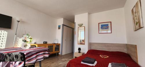 une chambre avec un lit et une table dedans dans l'établissement LOCBORDEAUX-FR - Appt proche CHU Bordeaux - WIFI, à Bordeaux