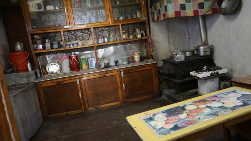 Kuchyň nebo kuchyňský kout v ubytování Gyalzen Home