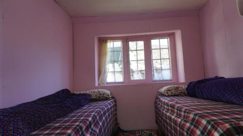 Postel nebo postele na pokoji v ubytování Gyalzen Home
