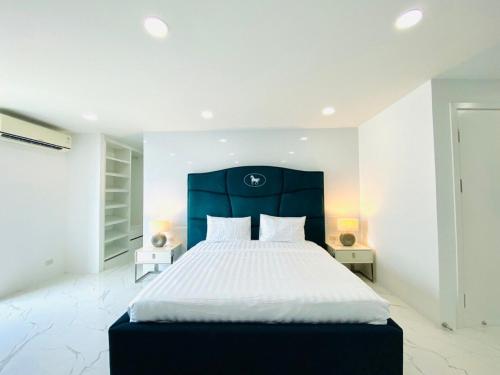 Ένα ή περισσότερα κρεβάτια σε δωμάτιο στο 棕榈泉别墅e1六卧近步行街近中天海滩