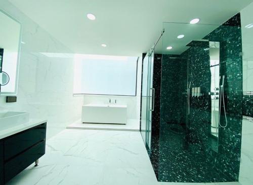 Ένα μπάνιο στο 棕榈泉别墅e1六卧近步行街近中天海滩