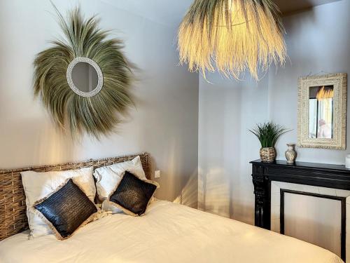 une chambre avec un lit avec un miroir au mur dans l'établissement Le Joseph - Centre historique, à Avignon