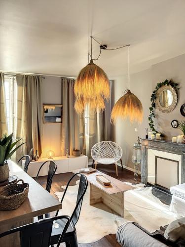 un salon avec une table et des chaises dans l'établissement Le Joseph - Centre historique, à Avignon