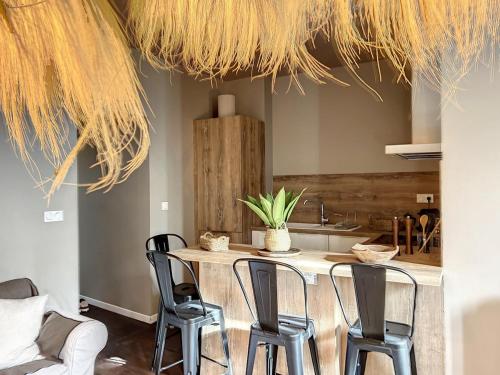 une cuisine avec une table, des chaises et un comptoir dans l'établissement Le Joseph - Centre historique, à Avignon