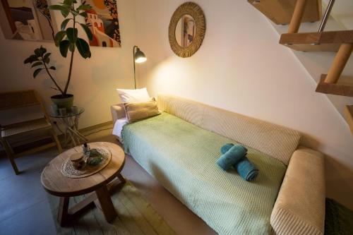 un salon avec un canapé et une table dans l'établissement Olyvea suite méditerranéenne avec vue sur le port et la mer, à 2 minutes des plages, à Vallauris