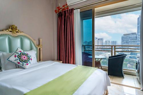 Postel nebo postele na pokoji v ubytování WAIFIDEN Guangzhou HaiZhu Square WanYi Apartment