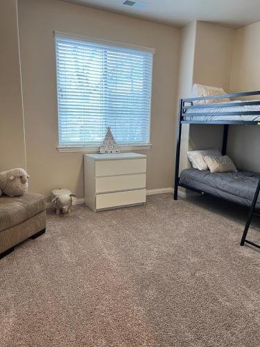 ein Schlafzimmer mit zwei Etagenbetten und einem Fenster in der Unterkunft 30Min To SouthTahoe 3BD Parking in Carson City