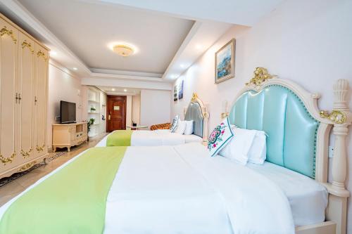 a large bedroom with two beds and a television at WAIFIDEN Guangzhou HaiZhu Square WanYi Apartment in Guangzhou