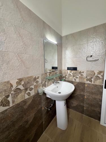 a bathroom with a sink and a mirror at Mahaweli Haven in Nattarampota