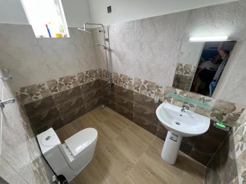 a bathroom with a toilet and a sink at Mahaweli Haven in Nattarampota