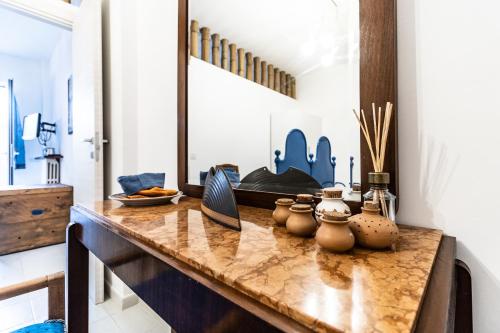 een keuken met een aanrecht met vazen erop bij Casa Nenè in Otranto