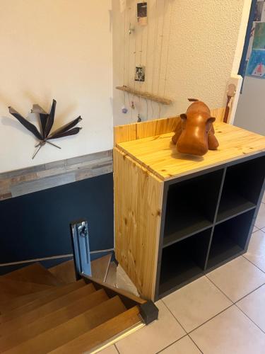 un comptoir en bois avec un cheval au-dessus dans l'établissement La guinguette du ti bonheur, à Toulouse