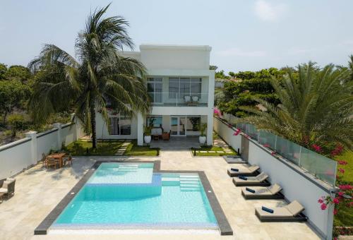 Πισίνα στο ή κοντά στο Zanzibar DT Beachfront Villa
