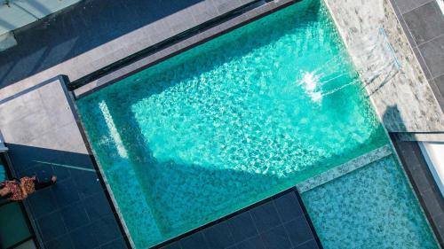 Bazén v ubytování Aqua Pool Villa by VINYX nebo v jeho okolí