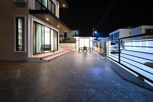 Balkón nebo terasa v ubytování Aqua Pool Villa by VINYX