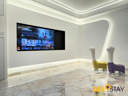 Jenjarom Modern Homestay 4-8PAX By Beestayにあるテレビまたはエンターテインメントセンター