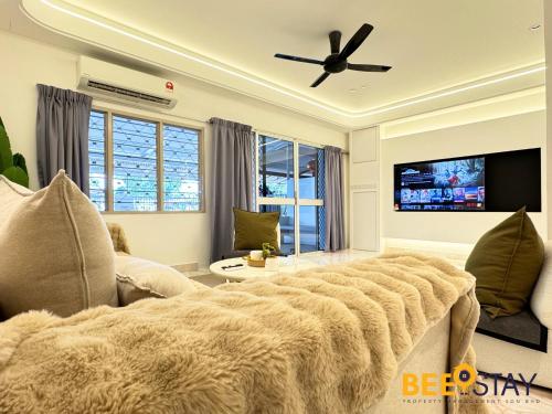 Jenjarom Modern Homestay 4-8PAX By Beestayにあるテレビまたはエンターテインメントセンター