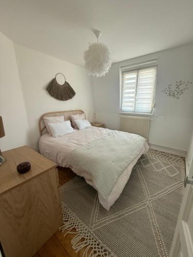 une chambre avec un grand lit et une fenêtre dans l'établissement La Villa les merlettes, au Crotoy