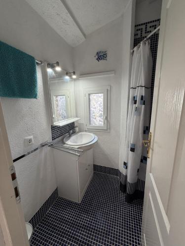 a white bathroom with a sink and a shower at AwayDays - Casa con Piscina in Empuriabrava