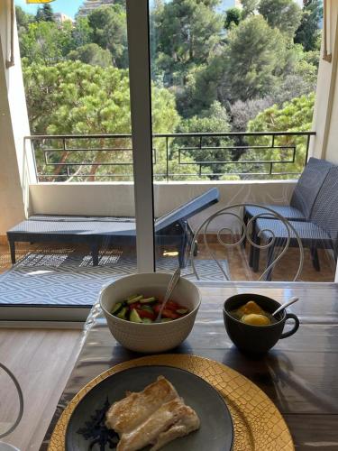 - une table avec un bol de nourriture et une assiette de nourriture dans l'établissement 4- rooms appartement in Nice parking F4, à Nice