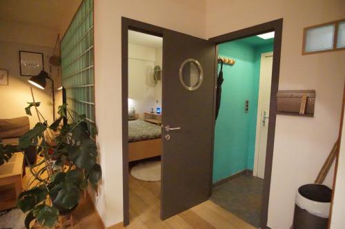 um quarto com uma porta que leva a um quarto em BrusselsHomes em Bruxelas