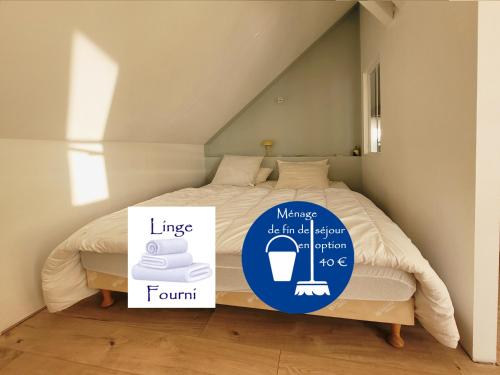 ein Zimmer mit einem Bett, an dem ein Schild hängt in der Unterkunft La petite bulle - Les Gîtes de la Côte d'Amour in Le Croisic