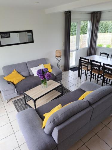 un salon avec deux canapés et une table dans l'établissement Résidence Les Hauts du Brouennou, à Landéda