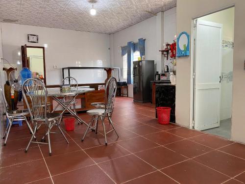 富国Your house PQ 2的房间里有一张桌子和几把椅子的厨房