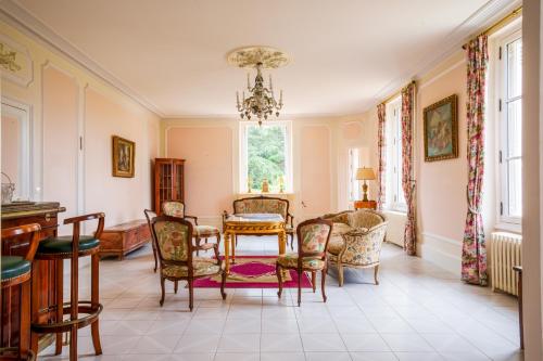 une salle à manger avec une table et des chaises dans l'établissement Superbe Château du 19eme en Touraine 15 p, à Saint-Patrice