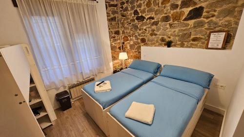 Postel nebo postele na pokoji v ubytování TUUL ETXEA, Habitación en caserío a 8km de Bilbao, Baño compartido