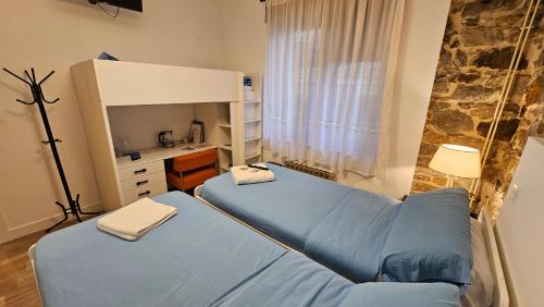 Postel nebo postele na pokoji v ubytování TUUL ETXEA, Habitación en caserío a 8km de Bilbao, Baño compartido