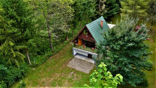 an overhead view of a house with a green roof at Kerekerdő Apartman - Szarvaskő in Szarvaskő
