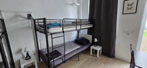ein paar Etagenbetten in einem Zimmer in der Unterkunft Monteurwohnung Ferienwohnung Krefeld Nähe Düsseldorf 2-4 Personen in Krefeld