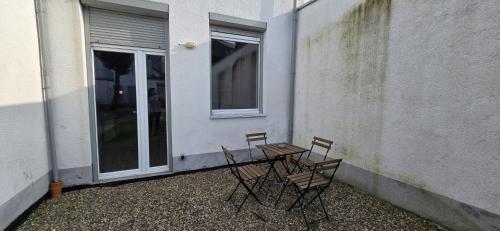ein Tisch und Stühle vor einem Gebäude in der Unterkunft Monteurwohnung Ferienwohnung Krefeld Nähe Düsseldorf 2-4 Personen in Krefeld