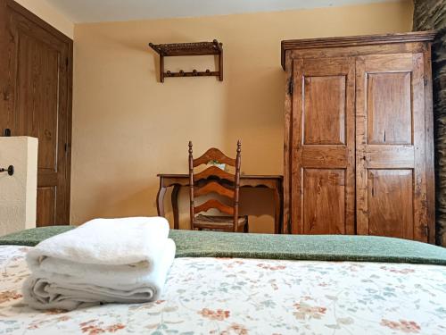 Postel nebo postele na pokoji v ubytování CASA JAN, Casa Rural en Beraní