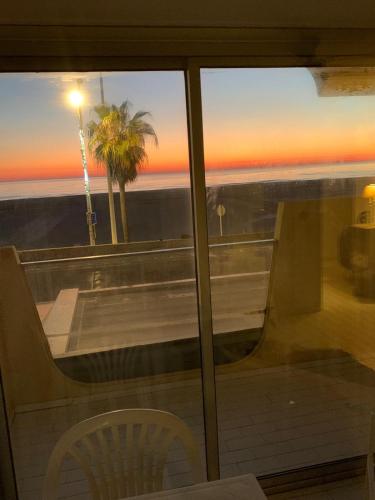 - une vue sur l'océan depuis une fenêtre dotée d'un banc dans l'établissement Une vue à couper le souffle, à Canet